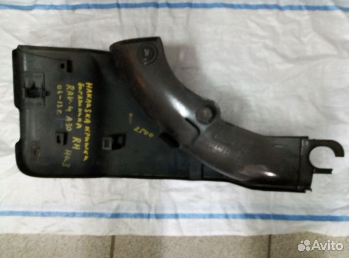 Накладка двери багажника RH низ Toyota RAV4 06-13