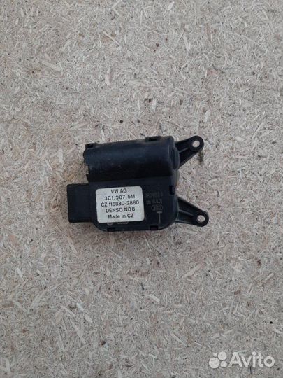 Моторчик заслонки отопителя Volkswagen Passat B6