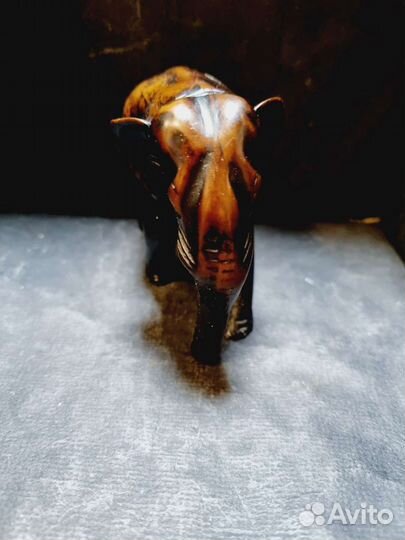 Небольшой слон, из ценных пород дерева. Из минусов