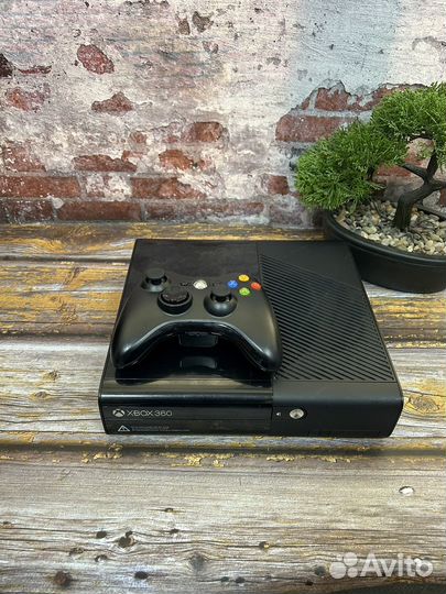 Xbox 360 E + 176 игр
