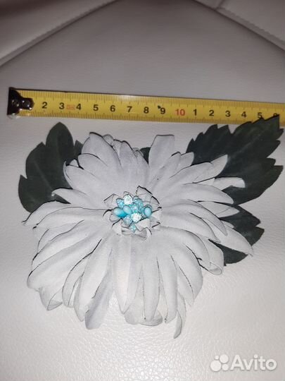 Брошь ручной работы из кожи