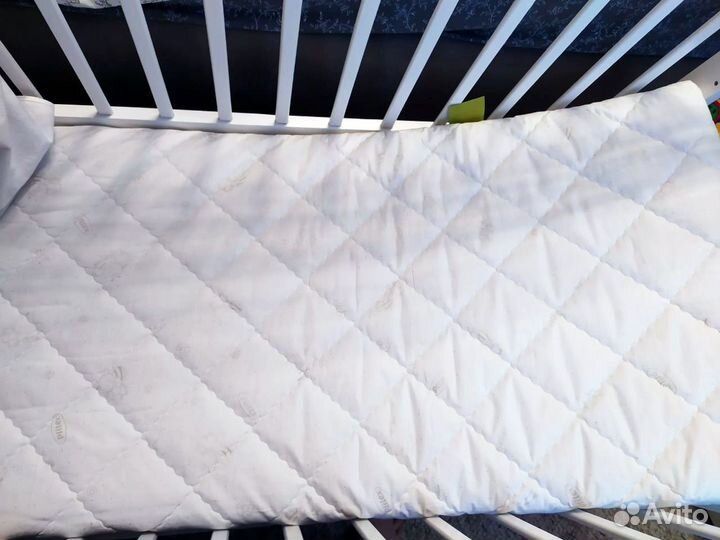 Кроватка детская с матрасом и наматрасником