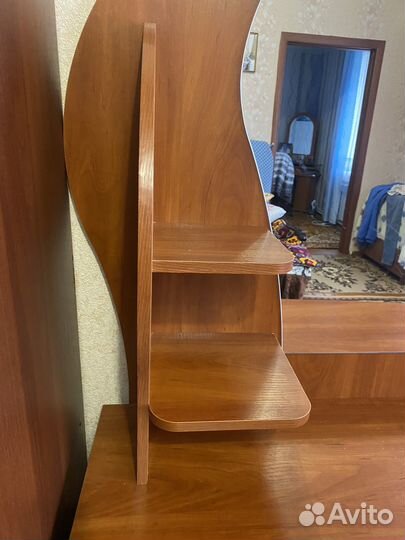 Трюмо с зеркалом