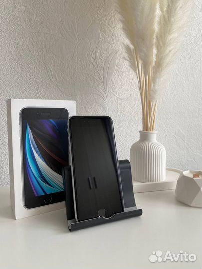 iPhone SE, 64 ГБ