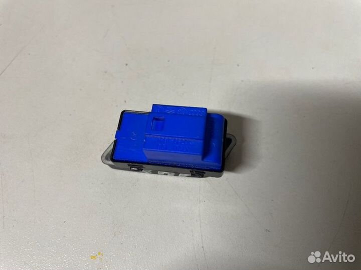 Кнопка центрального замка Volkswagen Passat