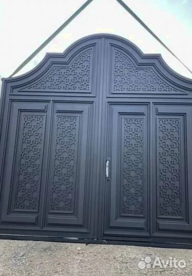Ворота в Махачкале с узорами