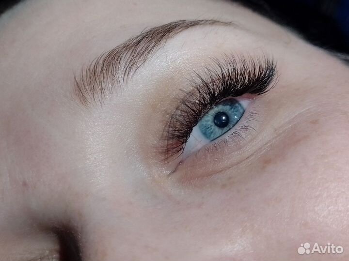 Наращивание ресниц, оформление бровей