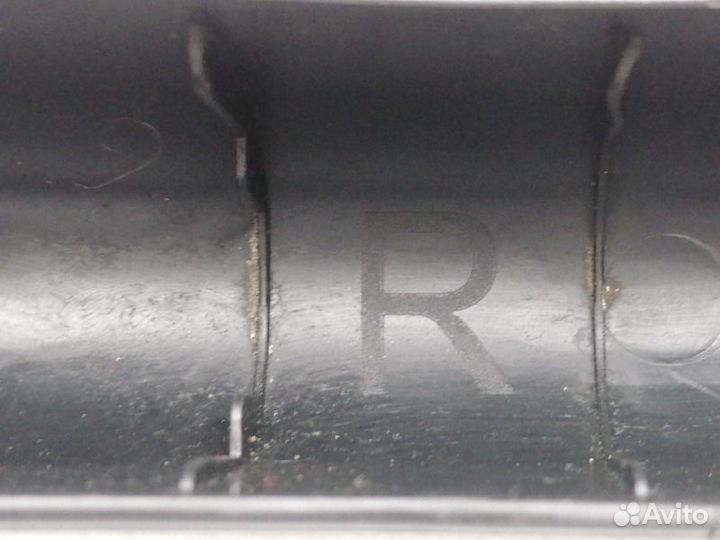 Накладка петли крышки багажника задняя правая Kia
