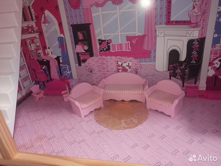 Большой кукольный домик с мебелью