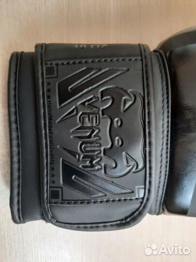 Боксерские перчатки Venum