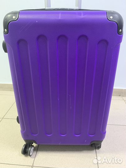 Чемодан на колесах М