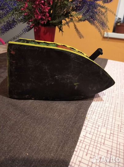 Старинный утюг на углях