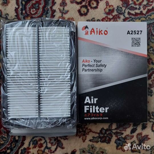 На Nissan Х-Trail T32 фильтр воздушный AIka A2527