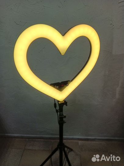 Кольцевая лампа со штатив ом в виде сердца