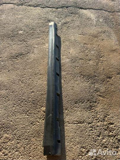 Накладка на порог наружная правая Nissan Tiida С11