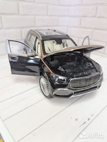 Mercedes Maybach GLS 600 Gold/Black 1:18 Дилерский