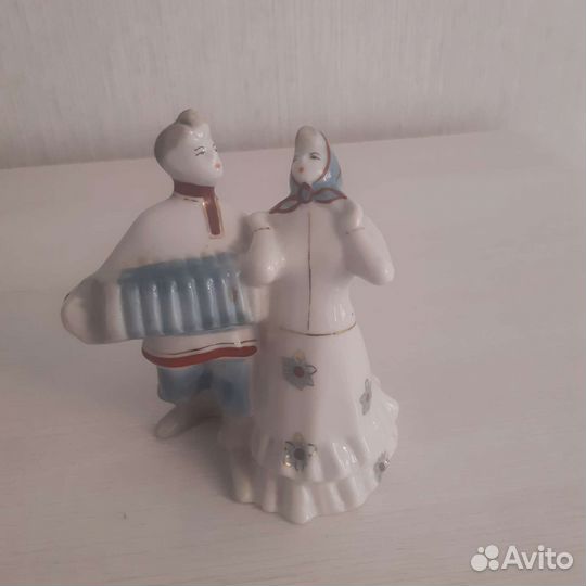 Гармонист с девушкой.Фарфор.ссср