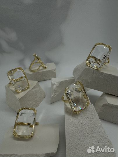 Кольцо с прозрачным кристаллом