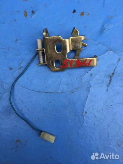 Петля замка багажника