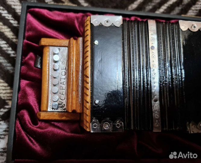 Сувенирная гармонь саратовская