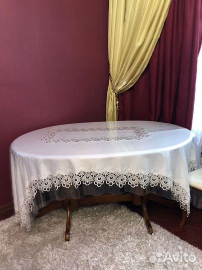 Обеденный стол овальной формы