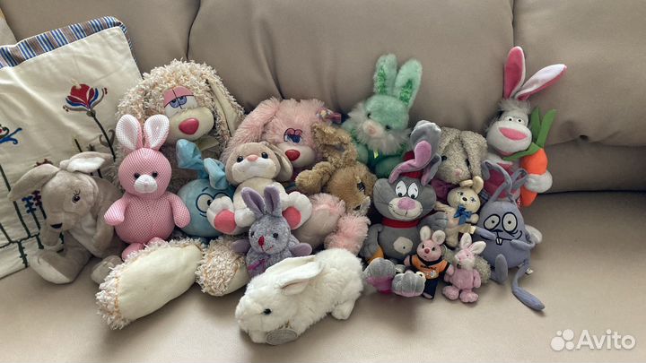 Игрушки мягкие зайцы и кролики
