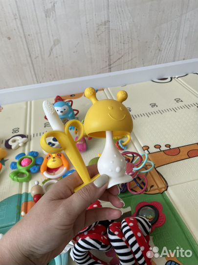 Развивающие игрушки для малышей пакетом