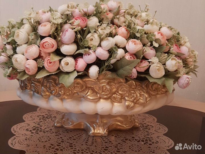 Ваза с искусственными цветами