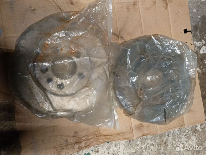 Тормозные диски на volkswagen golf 4 (2шт)