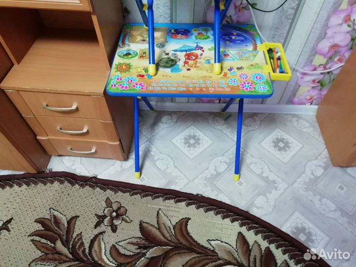 Детский письменный стол и стул