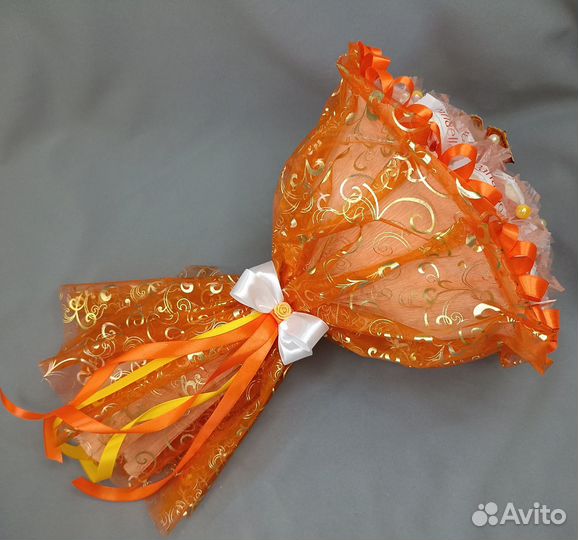 Декоративная бабочка в букете конфет на новый год