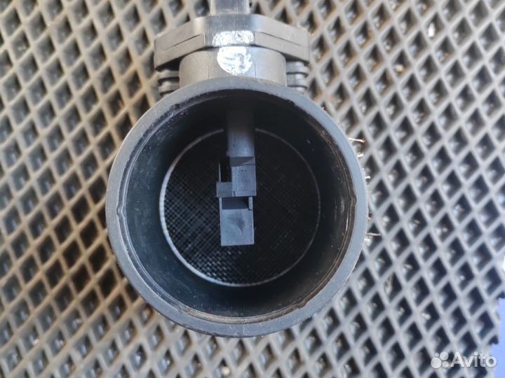 Расходомер воздуха Audi A6 06B133471