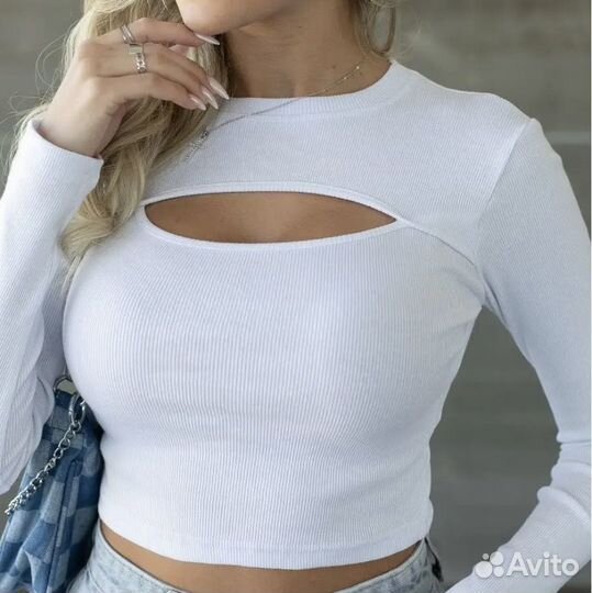 Топ белый с вырезом