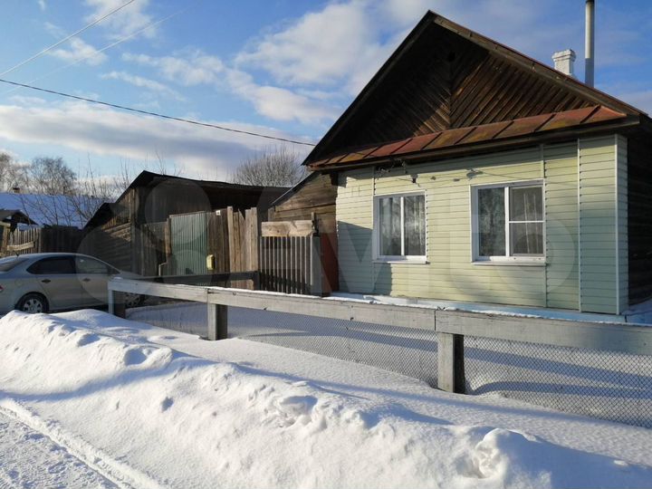 Касли прокудин горский. Касли снять. Лобашова 138 касли. Дом в касли аренда. У здания музея каслинского литья.