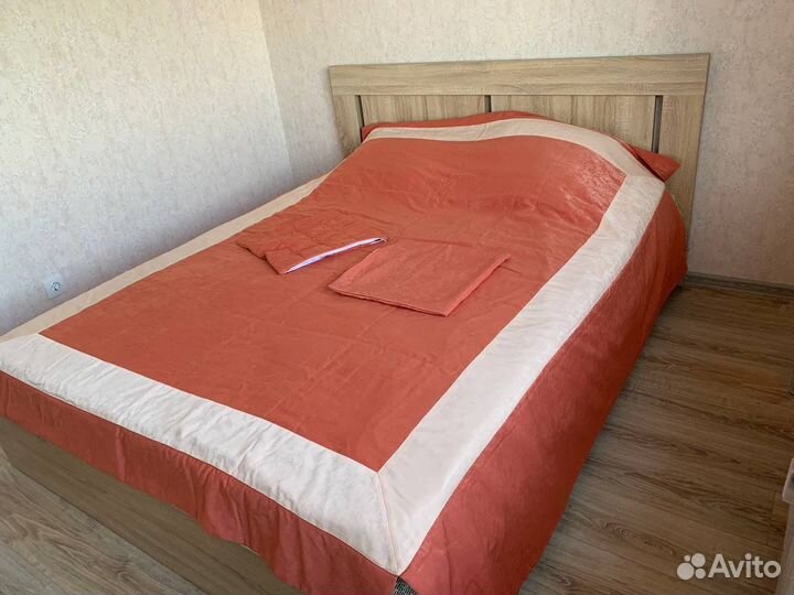 Покрывало с наволочками на кровать