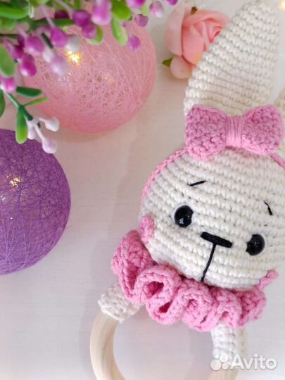 Вязаная погремушка (грызунок) и вязаные носки