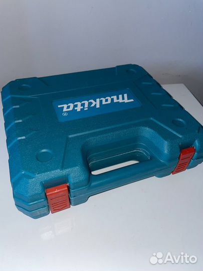 Шуруповерт makita 38 V с кейсом и набором бит