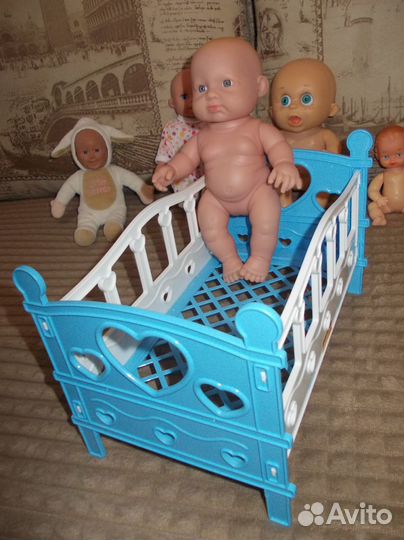 Игрушки куклы, пупсы, кроватка и диван для кукол
