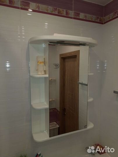 Настенный шкафчик с зеркалом в ванную