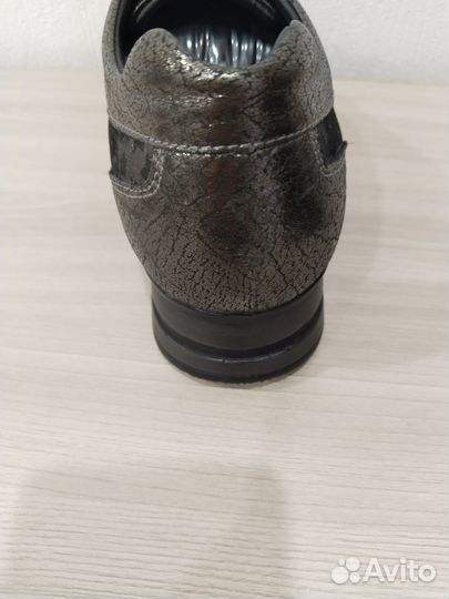 Кроссовки adidas женские 39 раз. Новые