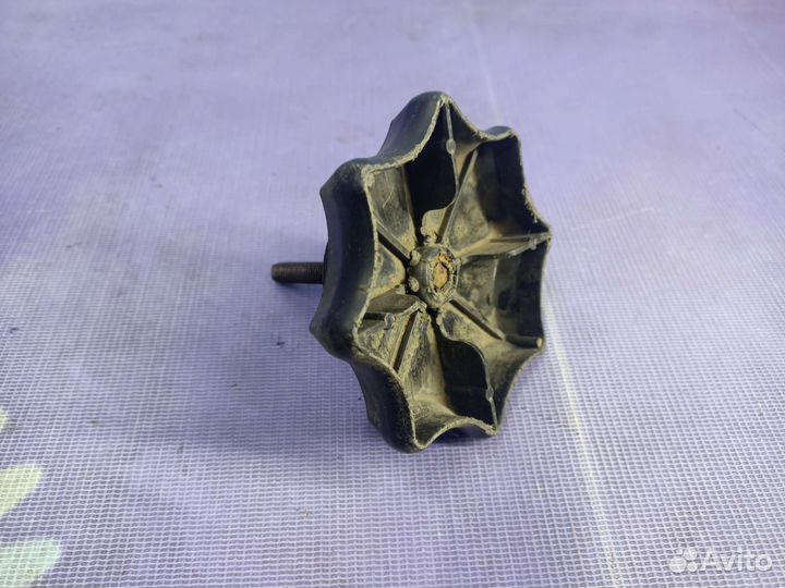 Болт крепления запасного колеса Volkswagen/Skoda