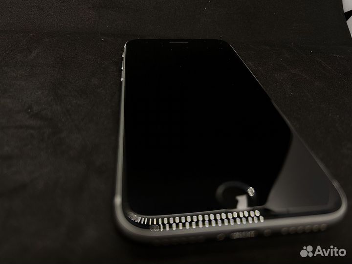 iPhone SE, 64 ГБ