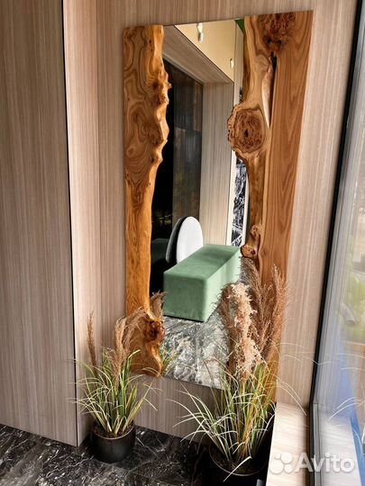 Зеркало в раме из массива дерева