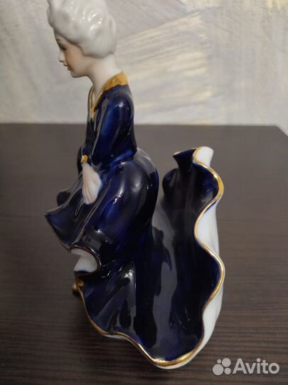 Фарфоровая статуэтка салфетница