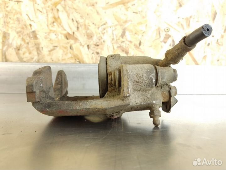 Суппорт передний правый Volkswagen Golf 3