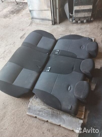 Задний ряд сидений черный с подголовниками Калина