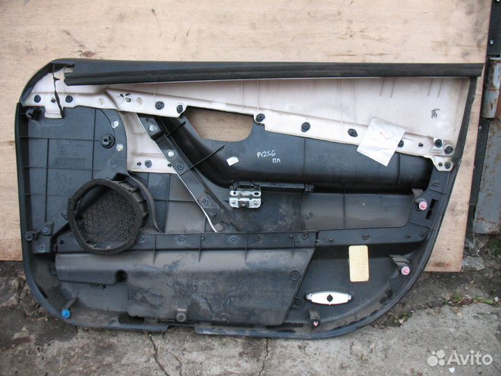 Передняя левая обшивка двери Nissan Primera P12