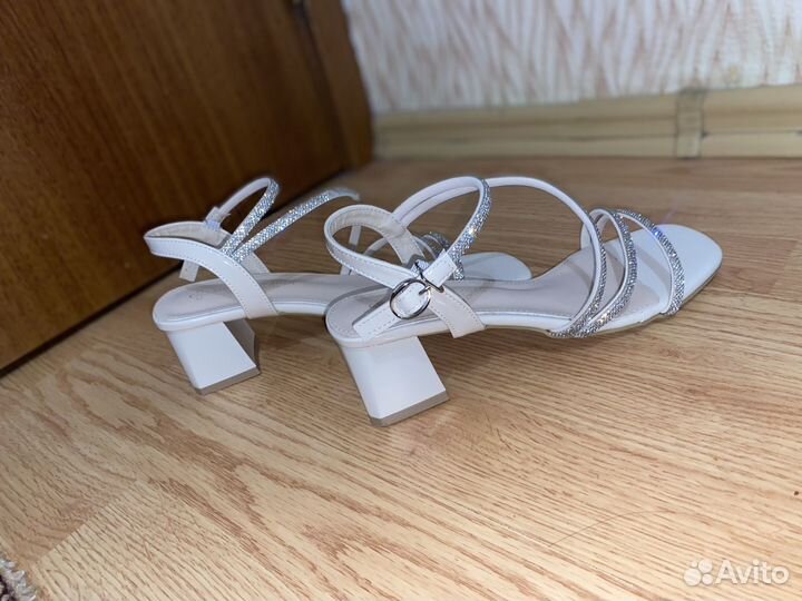 Босоножки женские