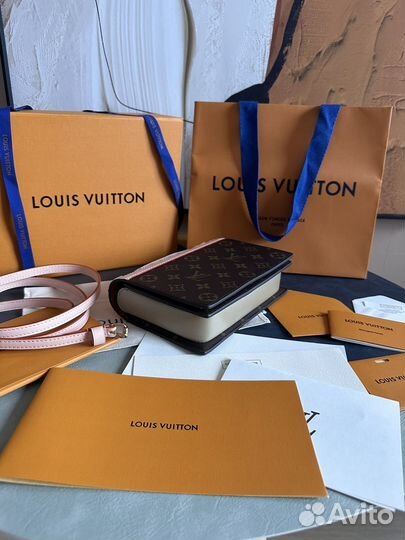 Круизная коллекция Louis Vuitton Book