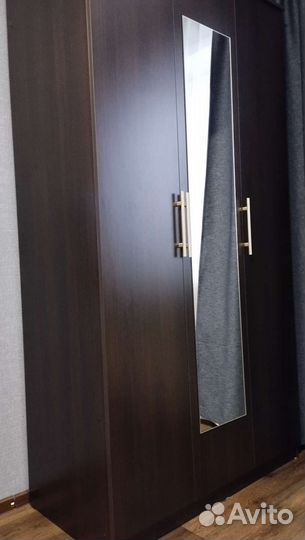 Шкаф с зеркалом